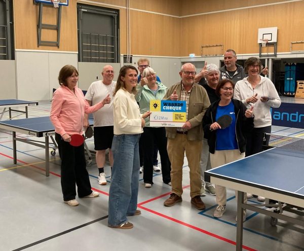 TTV de Kruiskamp ontvangt cheque 1218 euro voor stimuleren tafeltennissen ouderen