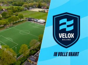 Rechts het Logo Velox Nuland en links daarvan het voetbalveld