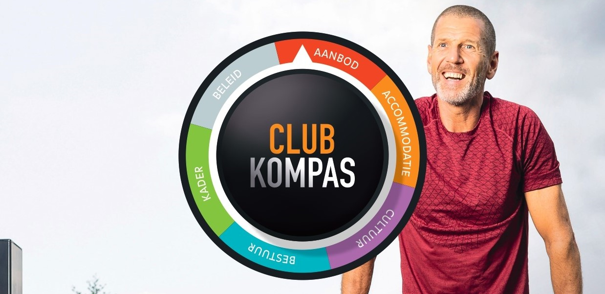 Een vrolijk lachende man met naast hem het logo van het Clubkompas en de onderdelen die bij de tool aan bod komen