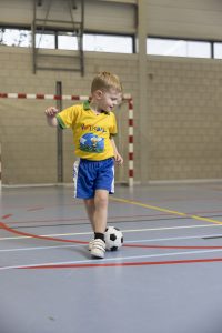 Luca (3) kijkt blij naar voetbal