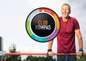 Een sportieve man aan een rekstok met daarnaast een button van de elementen van het Clubkompas