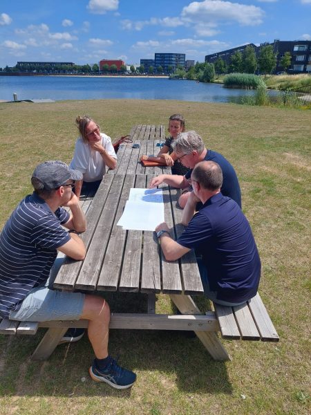 Aan een picknicktafel bekijkt Martien van den Bouwhuijsen de plannen voor het nieuwe clubhuis van WSV De Groote Wielen.