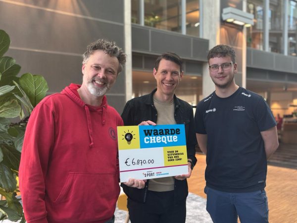 Watersportvereniging Engelermeer ontvangt een cheque van 6870 euro vanuit het Bosch Sportakkoord II.