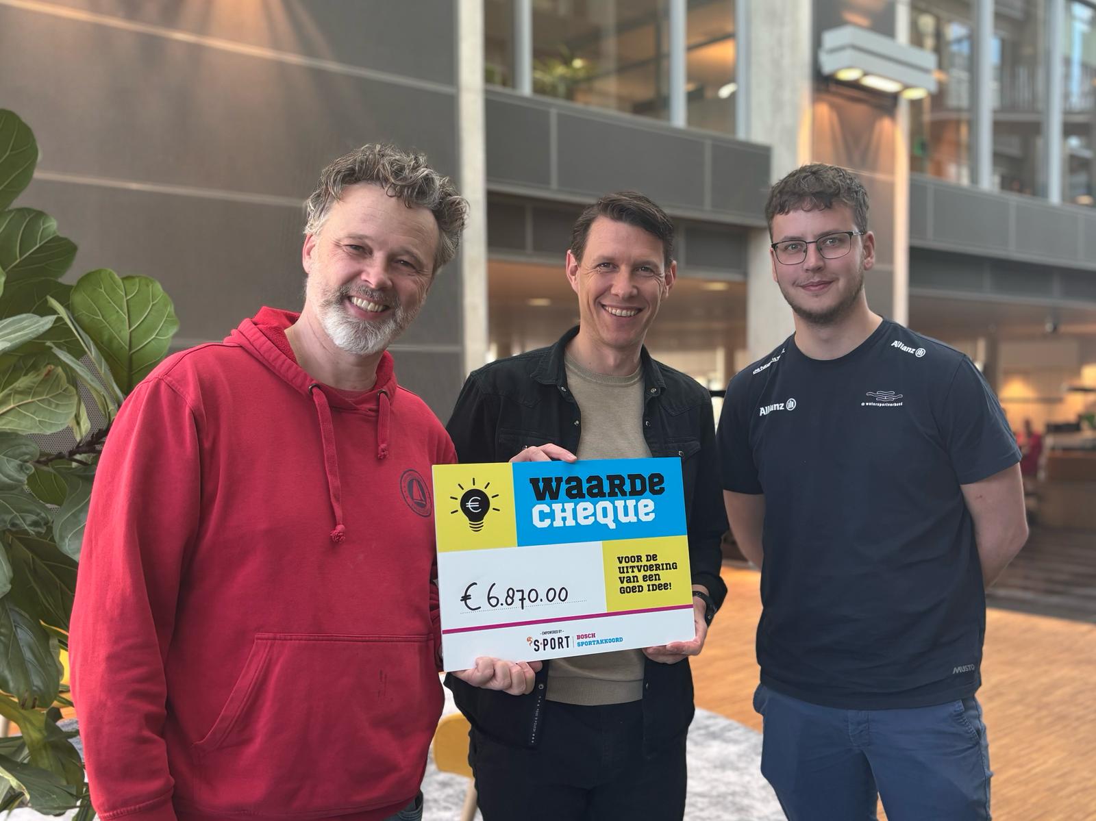 Watersportvereniging Engelermeer ontvangt een cheque van 6870 euro vanuit het Bosch Sportakkoord II.