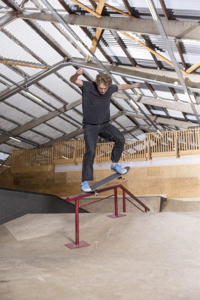 David in actie op skatebord in skatehal