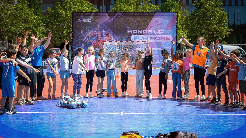 Kinderen op de Parade steken enthousiast hun handen omhoog