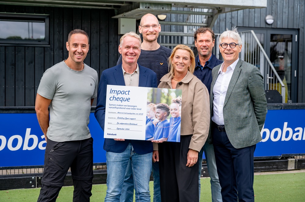 Van links naar rechts: Roel Adams (’S-PORT ), Kees Akerboom (´S-PORT), Huub van Mackelenbergh, Hans de Wit (ledenraadslid van Rabobank 's-Hertogenbosch en Omstreken), Mijntje Donners en Maarten van der Vaart (commissaris bij Rabobank Meijerij en Maashorst).