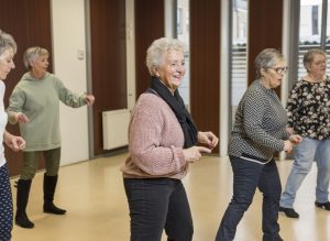 Dansende senioren in een zaal