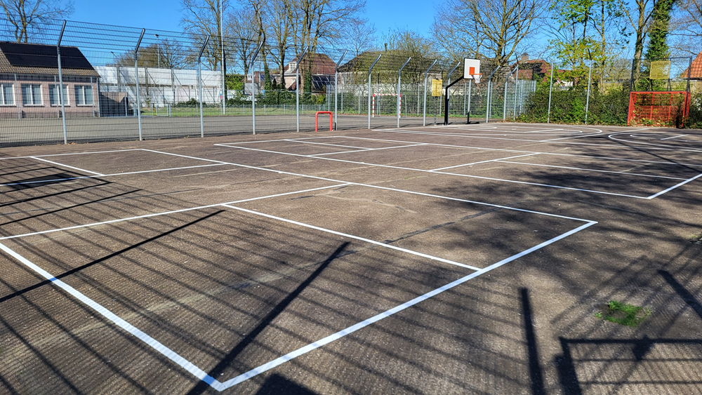 De belijning van twee pickelballvelden en het basketbalveld aan Heiweg in Nuland