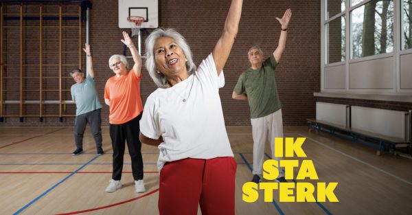 Twee mannen en twee vrouwen doen balansoefeningen in gymzaal